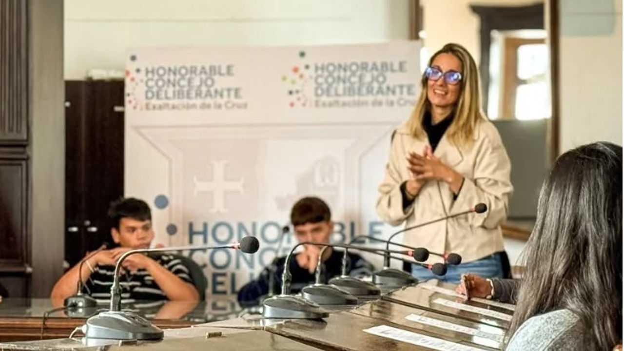 ESTUDIANTES DE LA EES N°4 VISITARON LA MUNICIPALIDAD DE EXALTACIÓN DE LA CRUZ