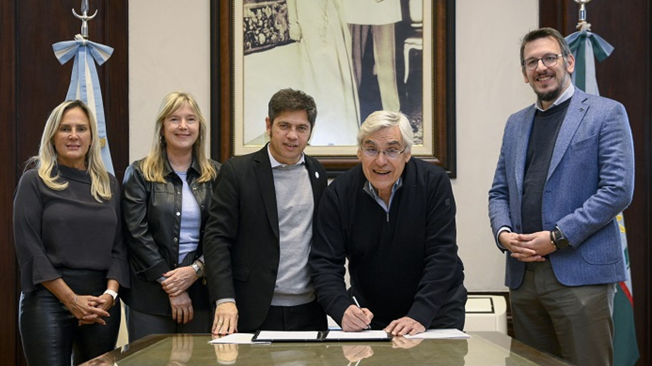 KICILLOF Y CUATTROMO FIRMARON CONVENIOS CON MUNICIPIOS PARA LA COMPRA DE BIENES DE CAPITAL