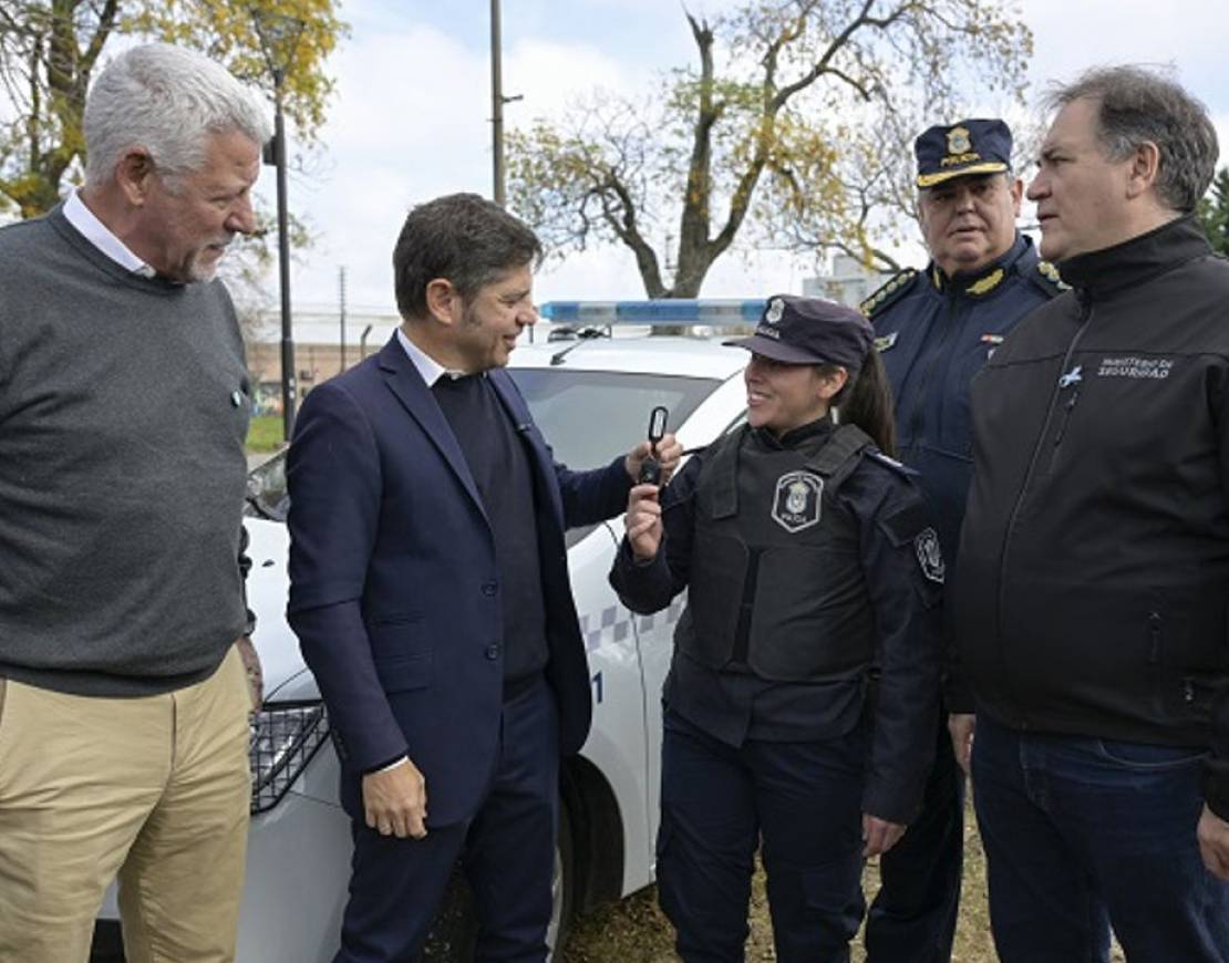 KICILLOF ENTREGÓ NUEVOS PATRULLEROS Y MOTOS PARA FORTALECER LA SEGURIDAD