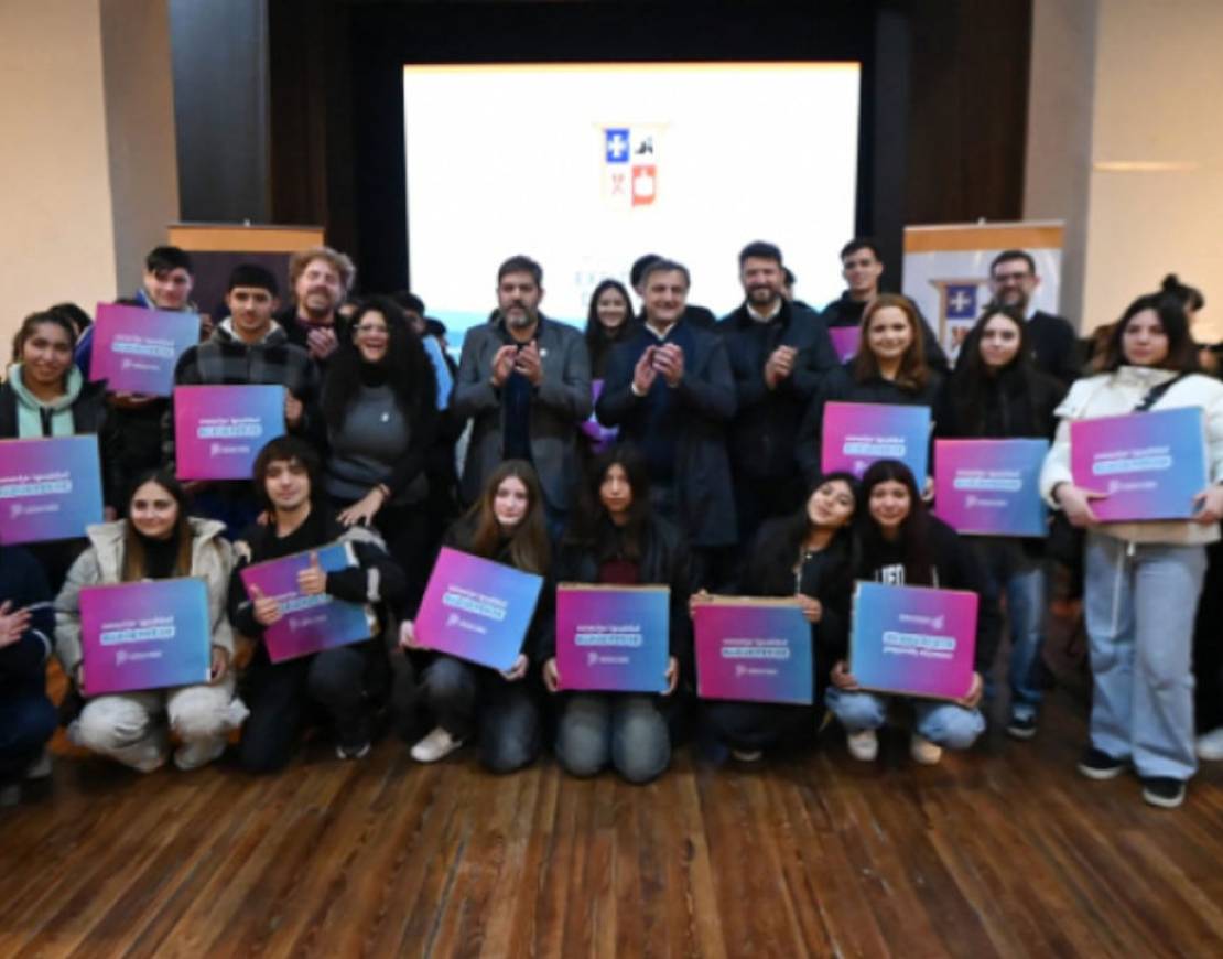 EXALTACIÓN DE LA CRUZ: BIANCO Y MARTÍN ENTREGARON NETBOOKS A ESTUDIANTES